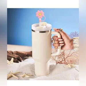 NWT🟢8 PIECE floral silicone, Dust proof and reusable Straw covers!!